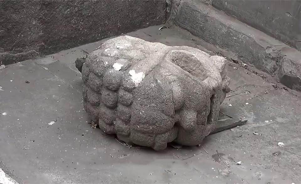 法源寺中文物来源广，有达摩画像，还有石质“大玉海”