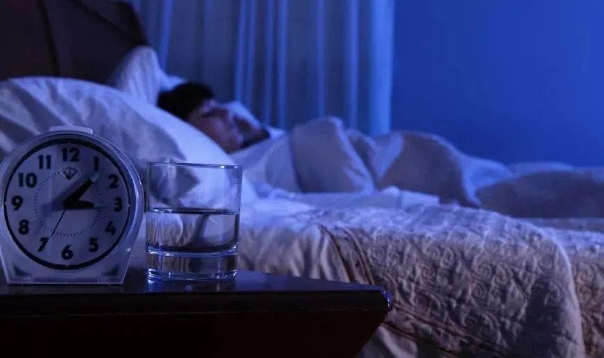 肌抽跃与腿抽筋：睡眠中的身体信号及应对方法