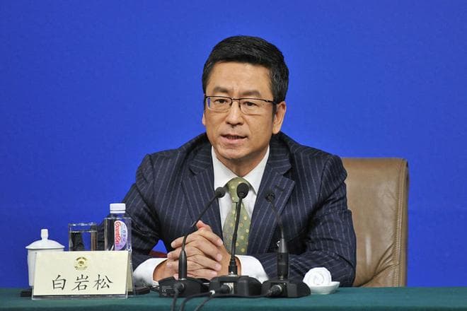 从争议到认可：白岩松的反思与重生