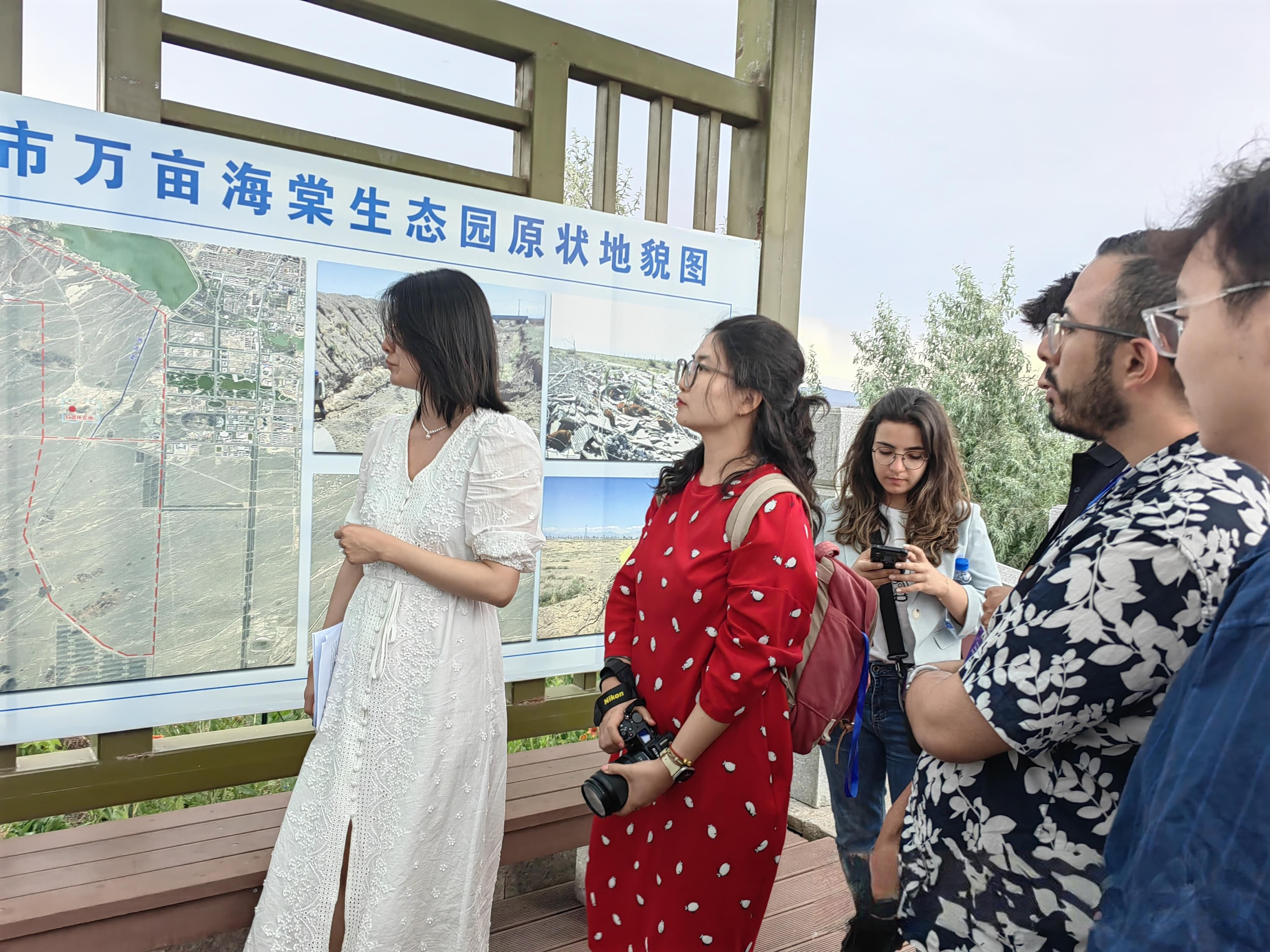 “一起看中国”采访团参访新疆：见证生态环境保护创新实践