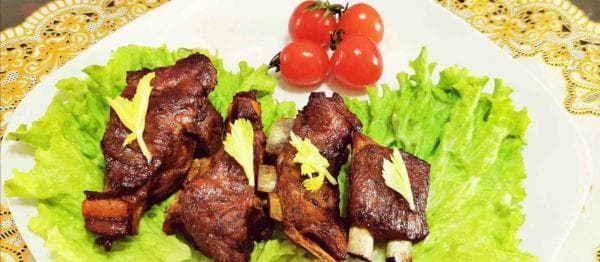 激发味蕾的烤羊排，享受香气与美味（用香料和技巧，打造最佳烤羊排的味道）