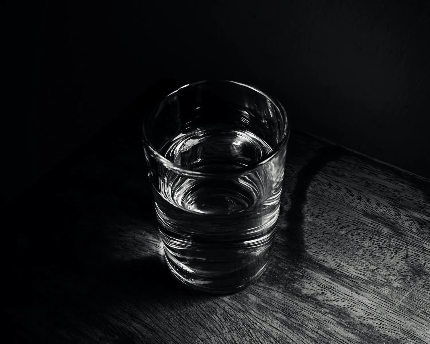 热敷配温水，科学实证缓解胃疼有效