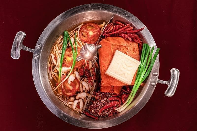麻辣盛宴：川渝火锅的三大流派与食用攻略