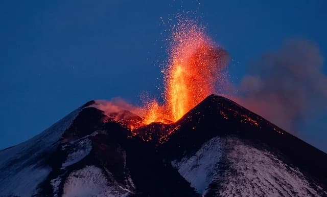 意大利西西里岛火山喷发 游客“看热闹”致救援受阻
