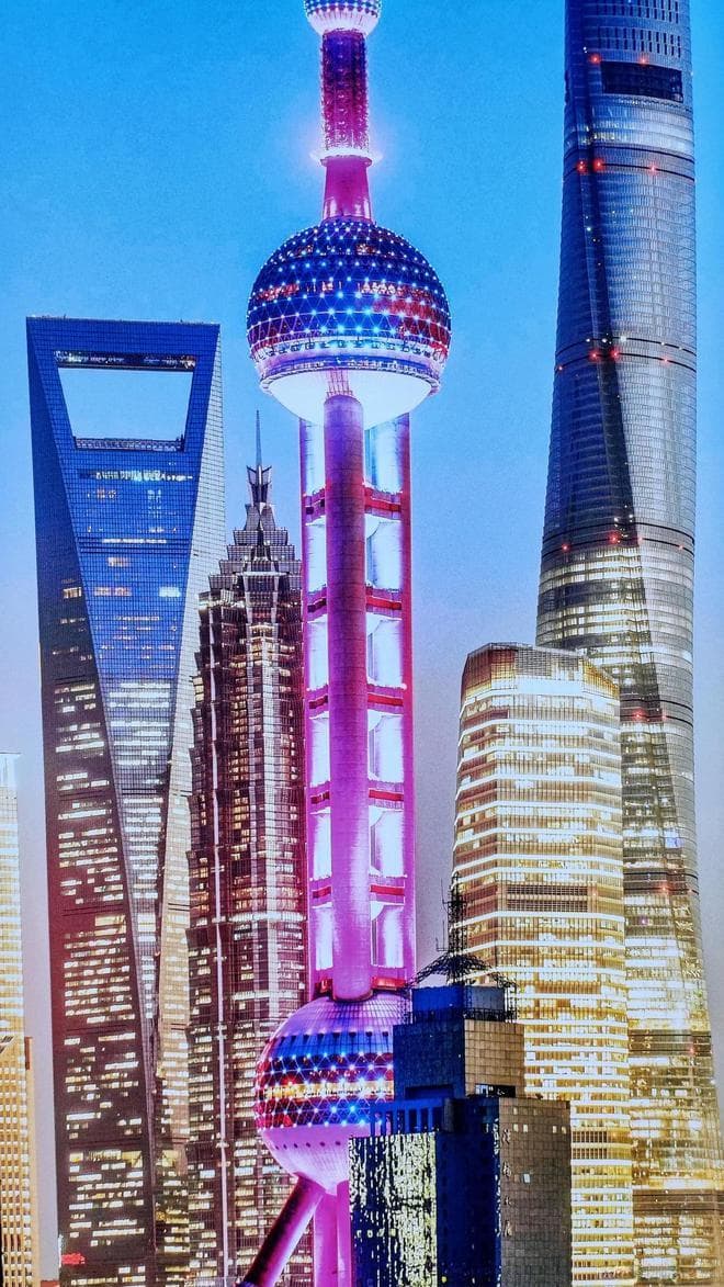 上海夜色：外滩与陆家嘴的梦幻交响
