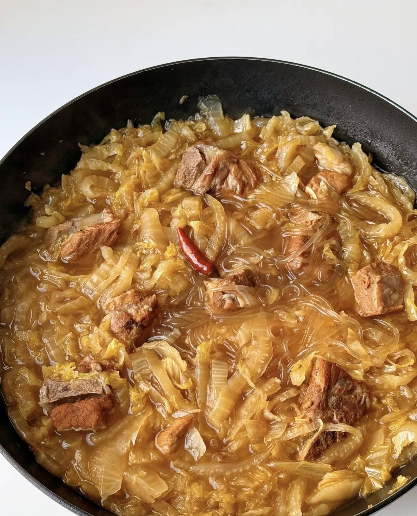 酸菜炖排骨：东北美食的酸香肉香