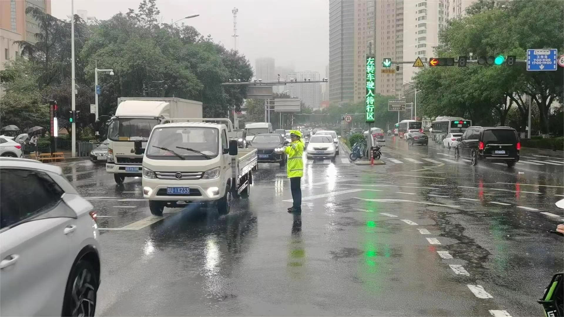 高温多雨季节，如何确保行车安全？青岛交警给出6点建议