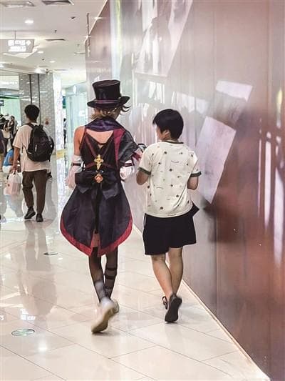年轻人花钱约动漫角色coser逛街，你怎么看？