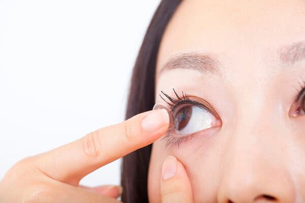 戴隐形眼镜出现红血丝怎么办呢