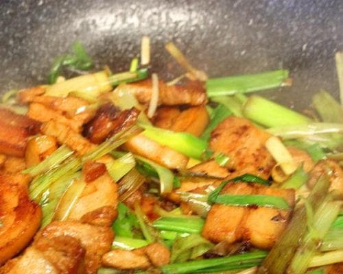香气扑鼻的蒜香五花肉做法（家庭美食，美味简单易学）