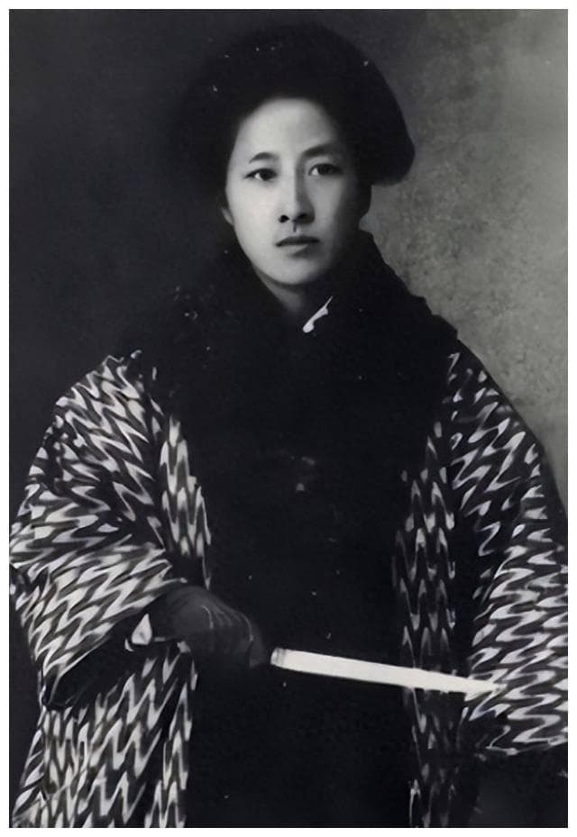 秋瑾：出身名门望族，21岁嫁17岁富豪，32岁从容赴死，子女皆成材