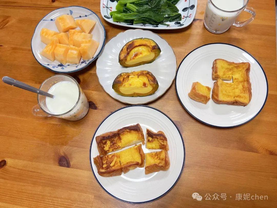 老两口的早餐：南瓜布丁与奶香吐司片的完美搭配