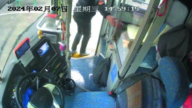 春节里的温暖班车：公交司机的坚守与奉献