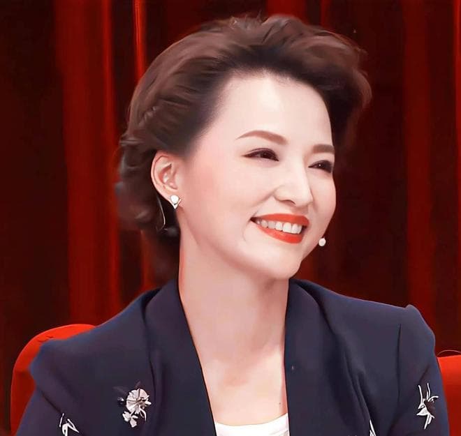 董卿重返《诗词大会》：以坚韧精神面对生活的每一次挑战