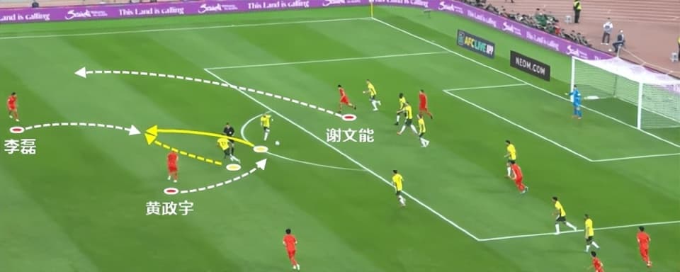 战术板：国足下半场射门10比2，无奈上半场错误太大