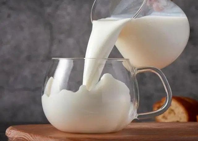 新鲜生牛乳，直接喝？小心为上，安全饮用须知悉