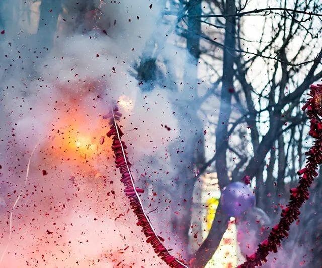 烟花爆竹安全燃放指南：这些危险行为请勿模仿