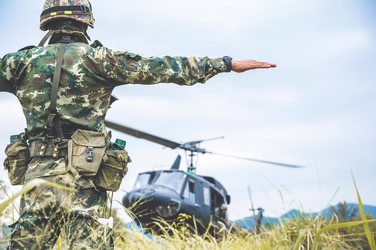 揭秘空降兵选拔与训练，普通人能否成为精英伞兵