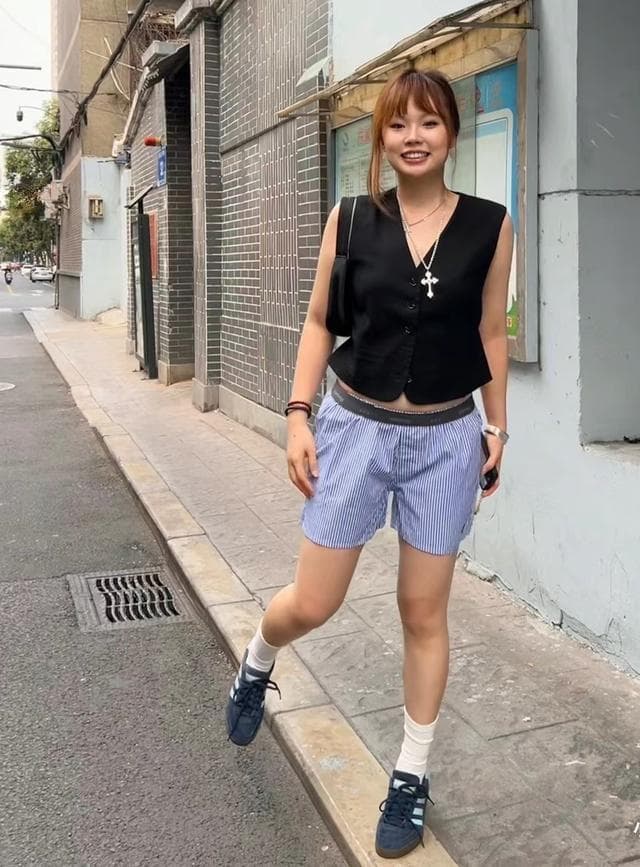 最近火了一种穿法：“阿罗裤外穿”！配吊带T恤都时髦，回头率高
