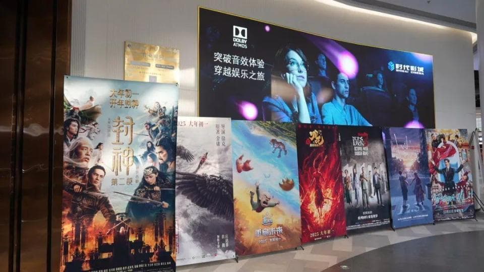 六大新片定档，2025春节档将启，影院预计场场爆满