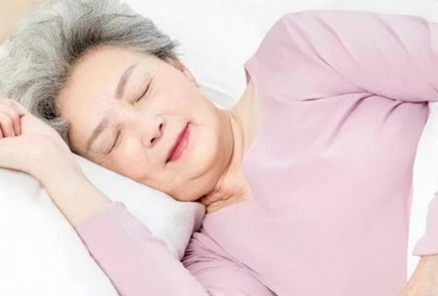 “早睡早起”是错的？医生提醒：老人65岁后，睡觉尽量做到这4点