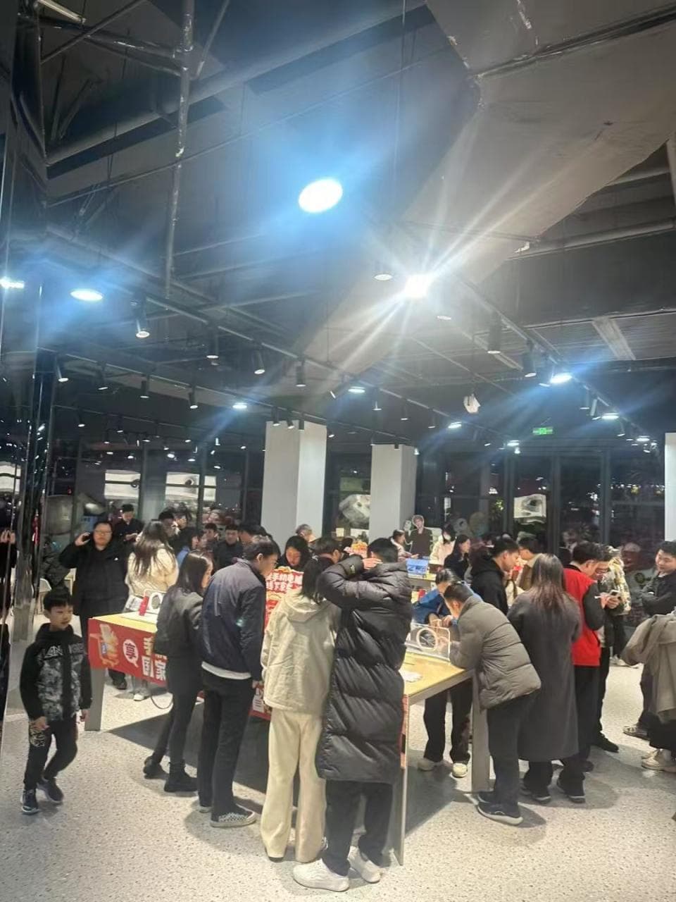 手机“国补” 首日： 消费者热情高涨，3400-4000 元机型成香饽饽