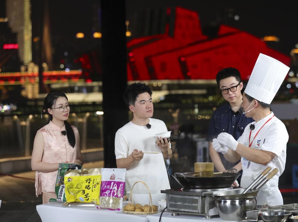 董宇辉直播带火重庆火锅，助力地方经济腾飞