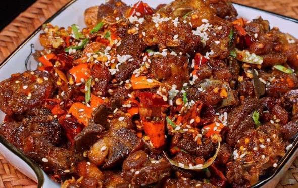 干煸鸭：传统美食的历史传承与烹饪艺术