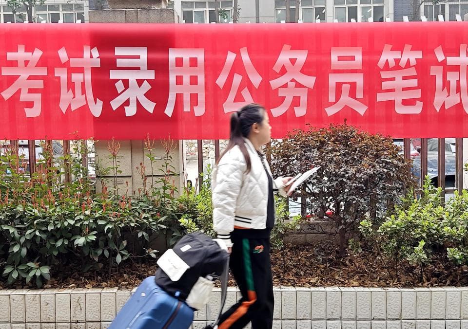 公务员招录变化观察：有地方部分岗位年龄放宽到45岁 高学历人才占比增高