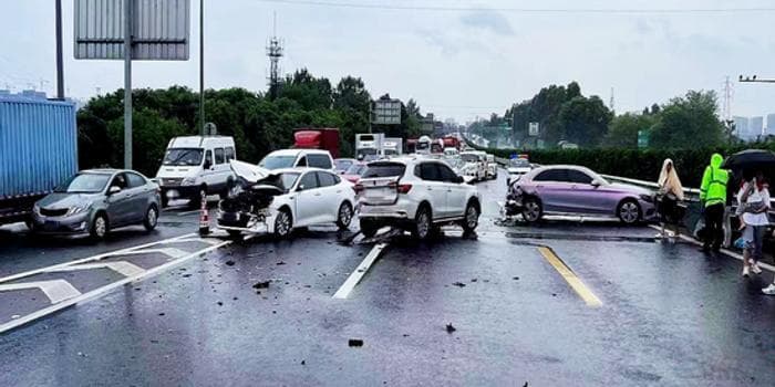 错过高速路口男子急刹致4车追尾逃逸 交警：行拘10日罚款1000
