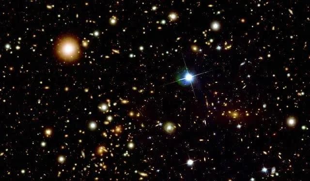 宇宙的黑暗之谜：为何夜空依然漆黑？