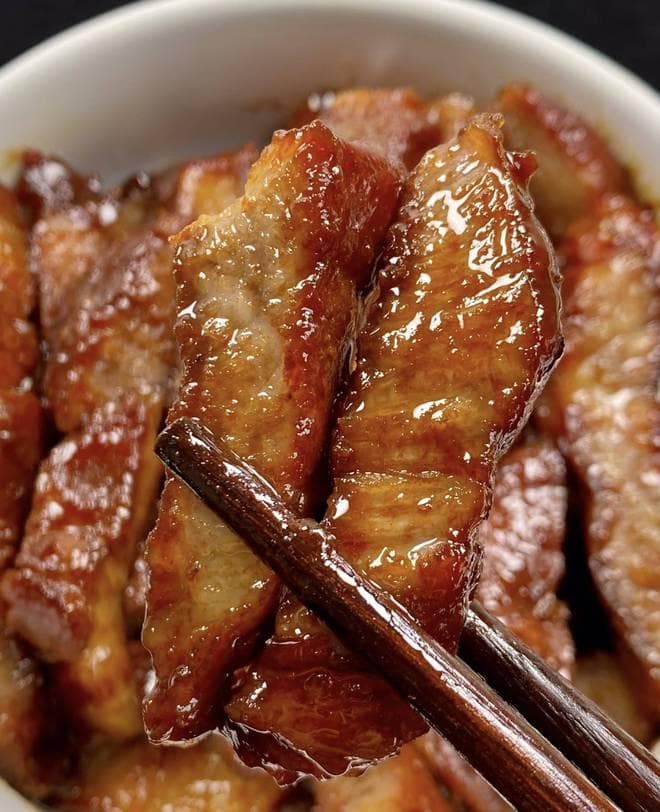 叉烧的起源可以追溯到中国南方的广东地区，作为粤菜的一部分
