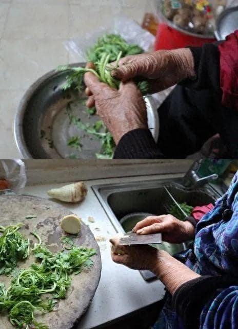 这5种野菜尽量要少吃，告诉家里的老人，别再当成“宝”了