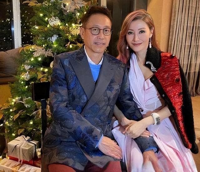 54岁李嘉欣与丈夫恩爱如初，16年婚姻秘诀：相互扶持与成长