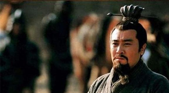 《三顾茅庐》中，为请诸葛亮出山，刘备、关羽和张飞都作何表态？