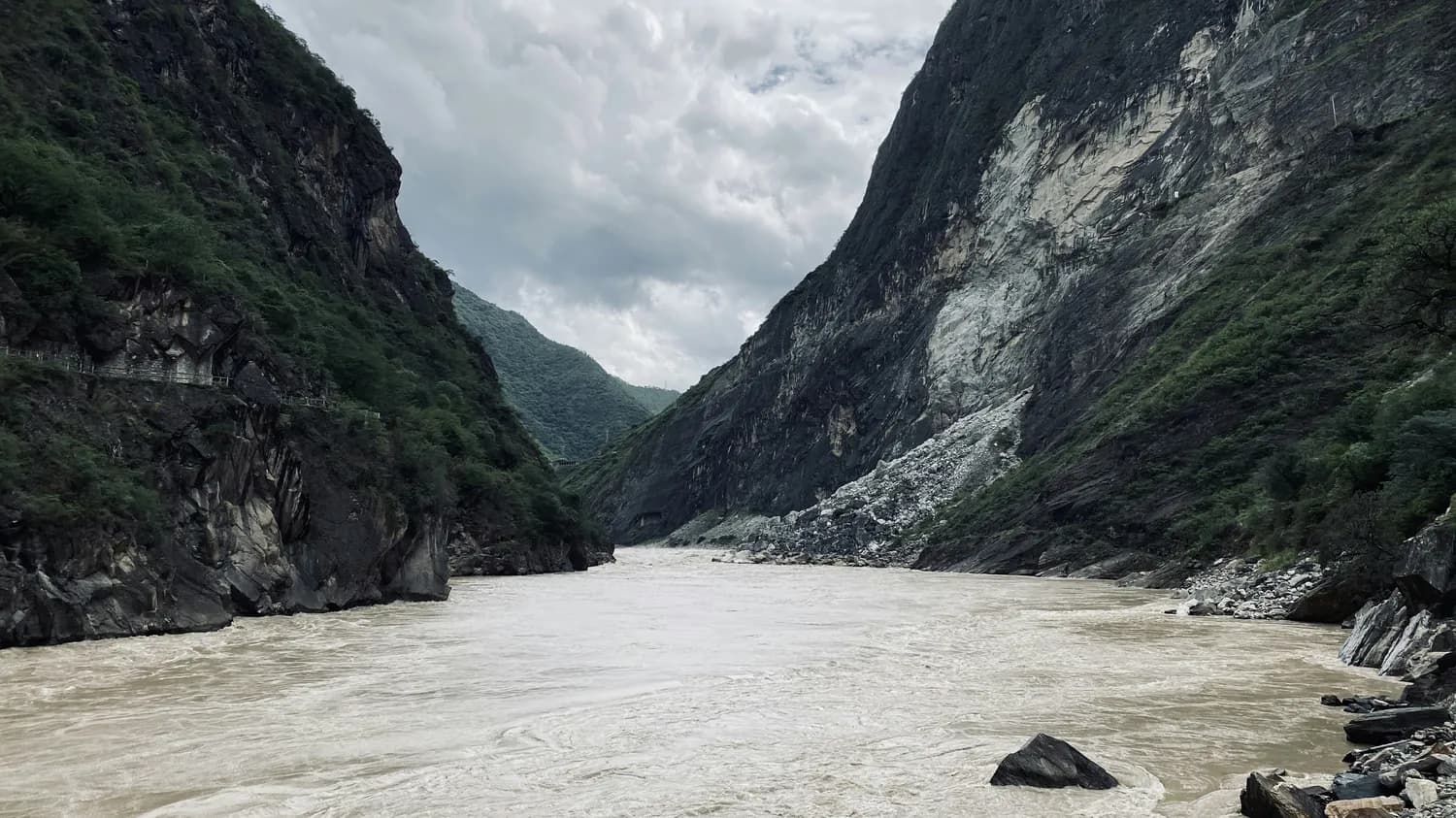 虎跳峡泸沽湖深度游：峡谷徒步到高原湖泊的绝美之旅