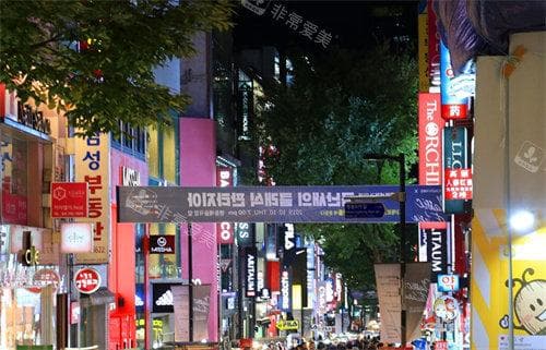 韩国首尔八大必逛夜市全攻略，美食与乐趣一网打尽！
