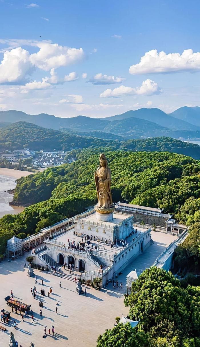 浙江普陀山：海岛风光与佛教文化的完美融合