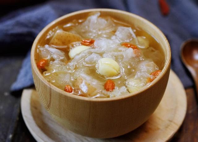 清润养颜！银耳雪梨丸子羹的做法：滋润心肺的秋季佳品！