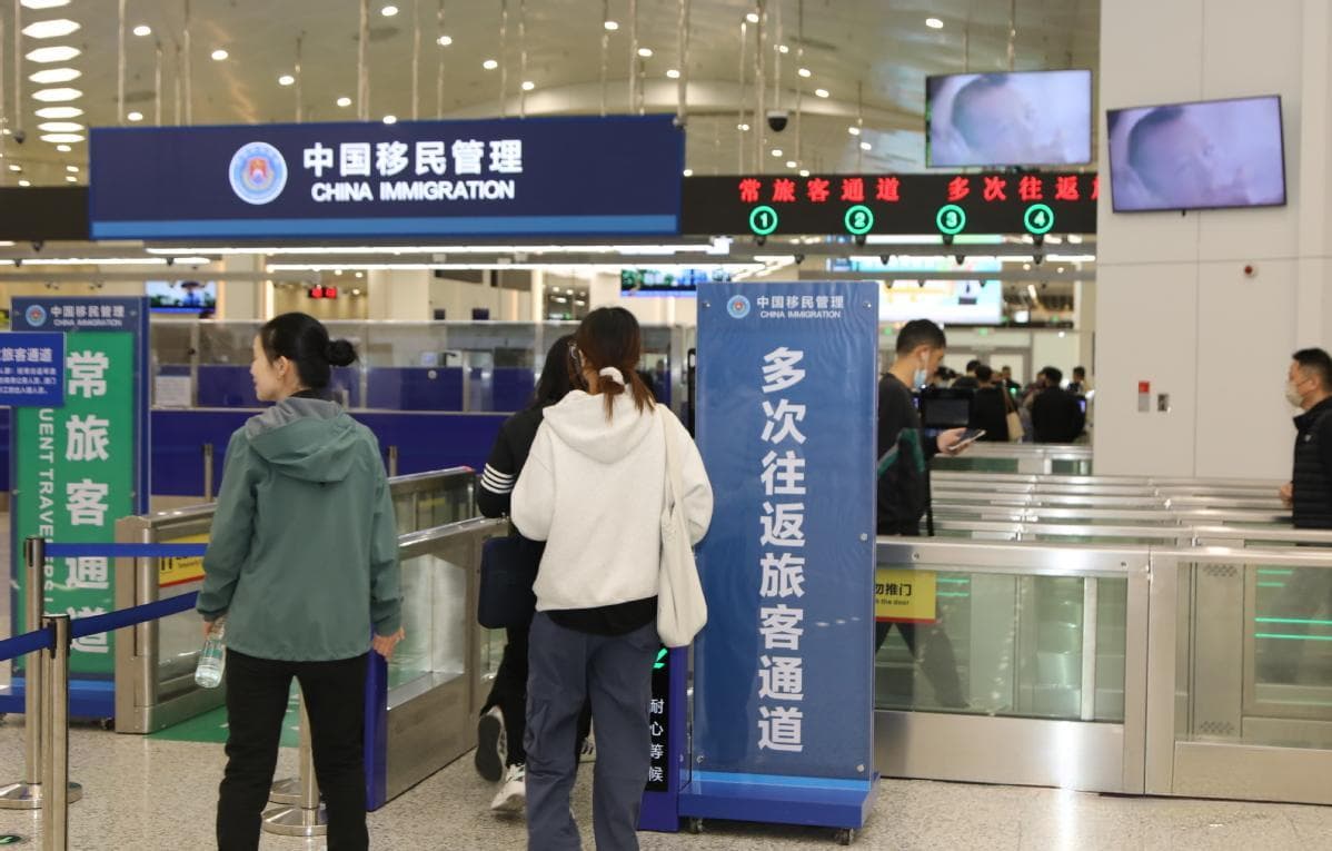 首批“一签多行”旅客经横琴口岸通关至澳门