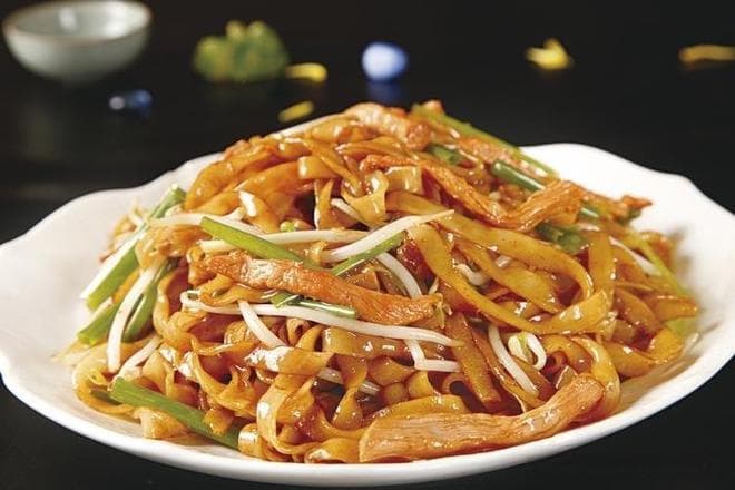 干炒牛河：街头巷尾的美食传奇