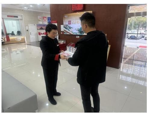 中信银行员工归还遗失文件袋，内含存单证件等重要物品