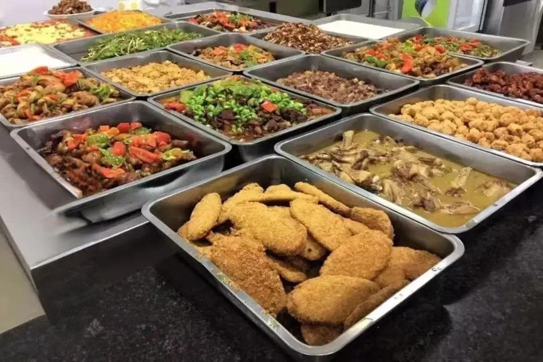 昆明长丰学校食堂臭猪肉事件：承包商资质存疑，多人被处理
