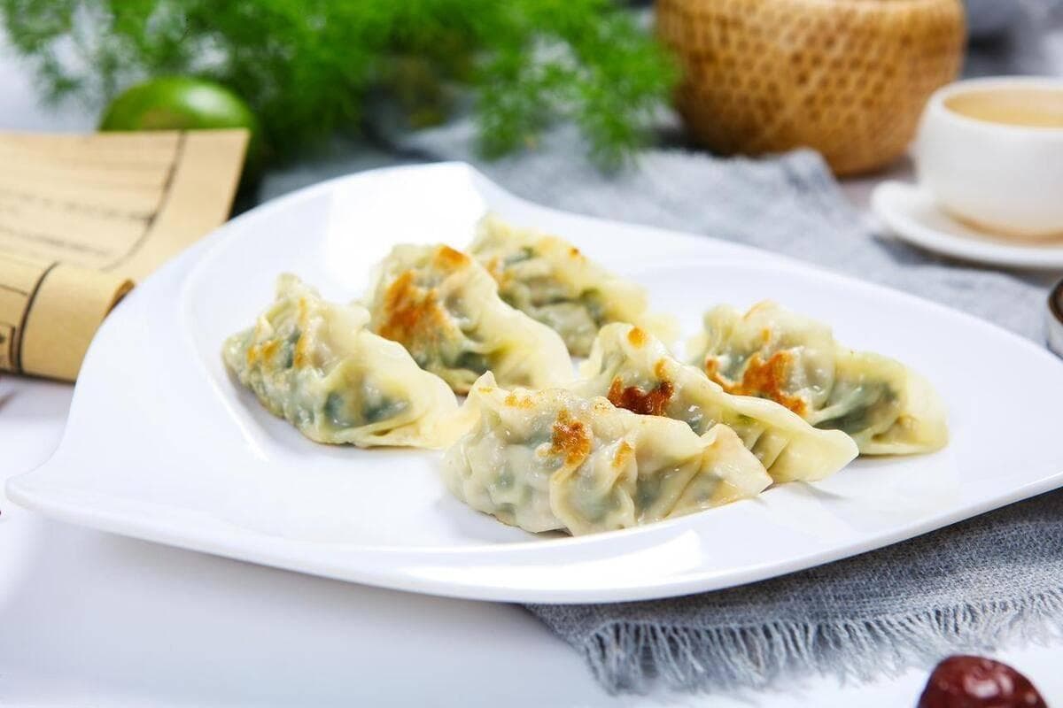 春天第一口鲜谁能抗拒？韭菜牛肉饺子鲜嫩多汁，韭菜不出水我有招