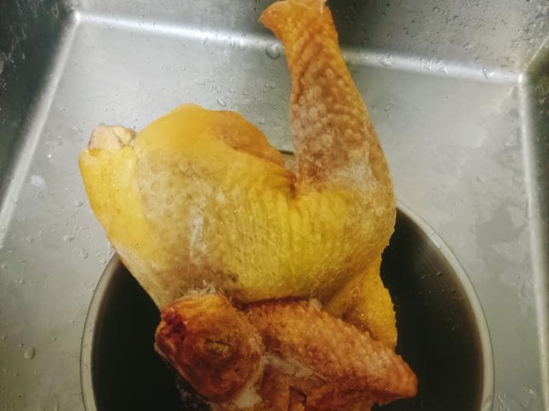 金银花炖鸡汤：一道清热解毒的养生佳品