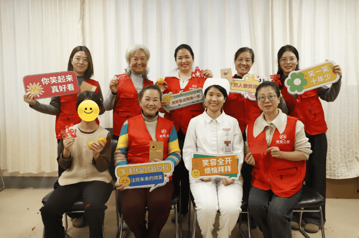 患友同伴支持暖人心，病房送祝福迎新年