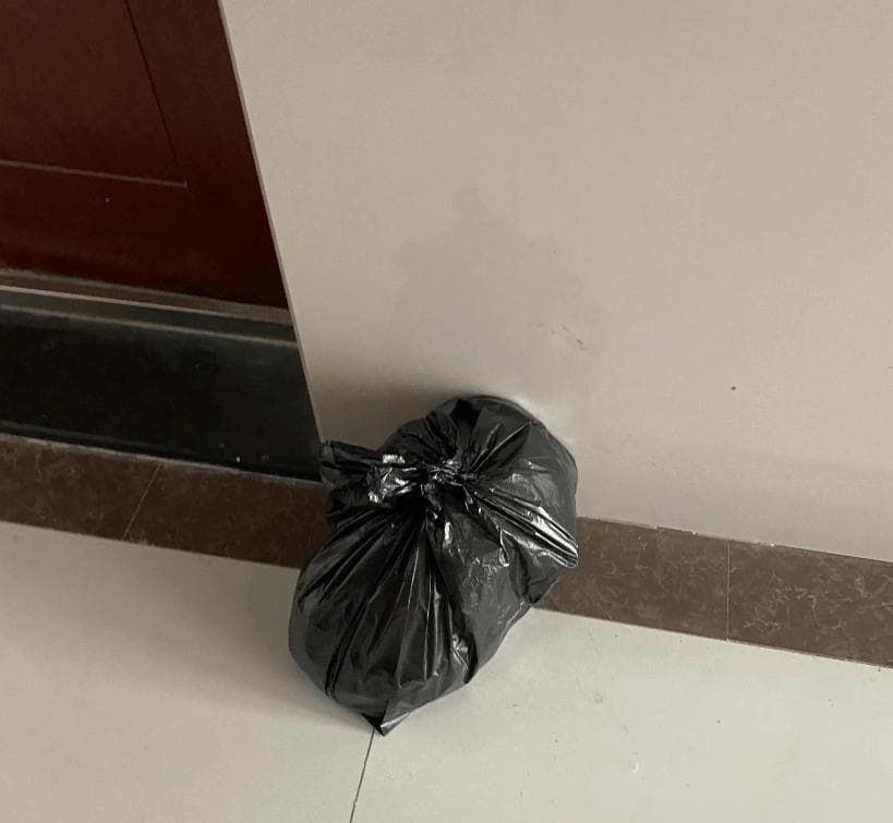 热议！邻居总把垃圾袋暂放在楼道怎么办？违法吗？