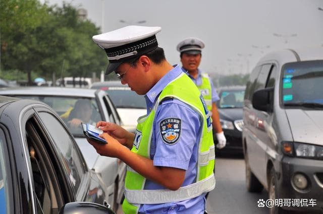 交警明确2024副驾交规：坐副驾的这7类人和事，都要受罚！