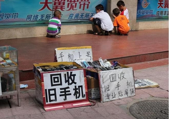 为啥有人跑农村收“废手机”？收回来干些什么？看完你就明白了