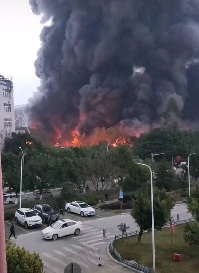 探访现场：重庆一工业园区内仓库起火 应急管理部门：无人员伤亡，正统计经济损失